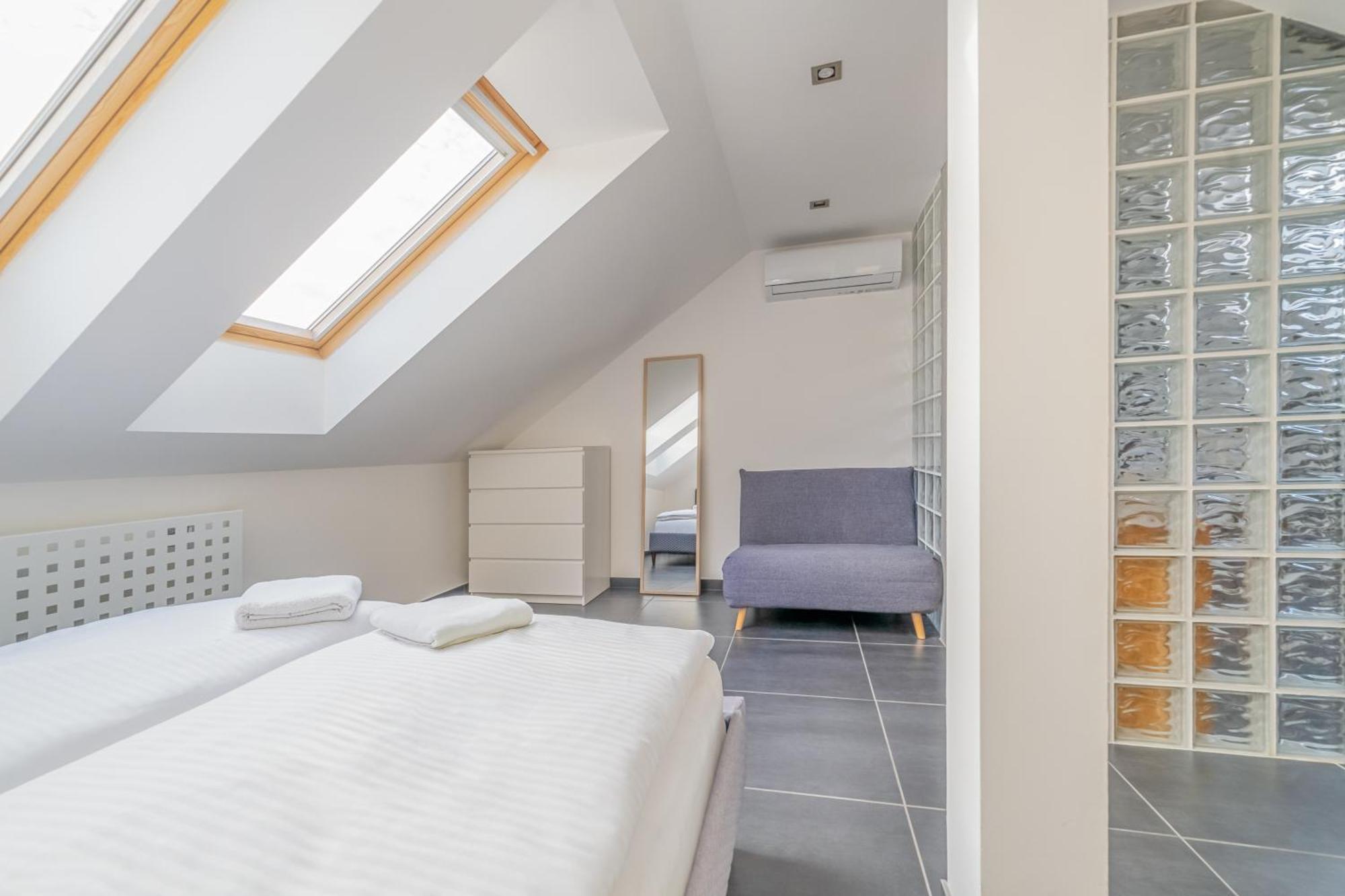Modaloft Duplex By Rentez Apartmán *